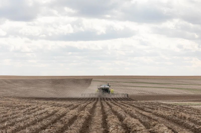 Смуговий обробіток ґрунту агрегатом John Deere з Orthman
